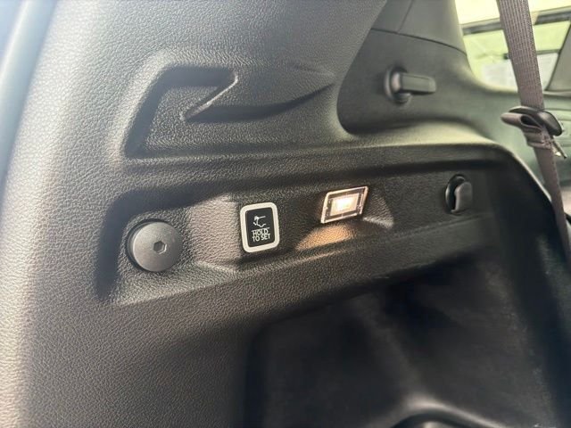 Used 2025 White Jeep Laredo image 22