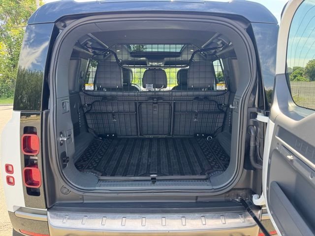 Used 2023 White Land Rover X-Dynamic SE image 10