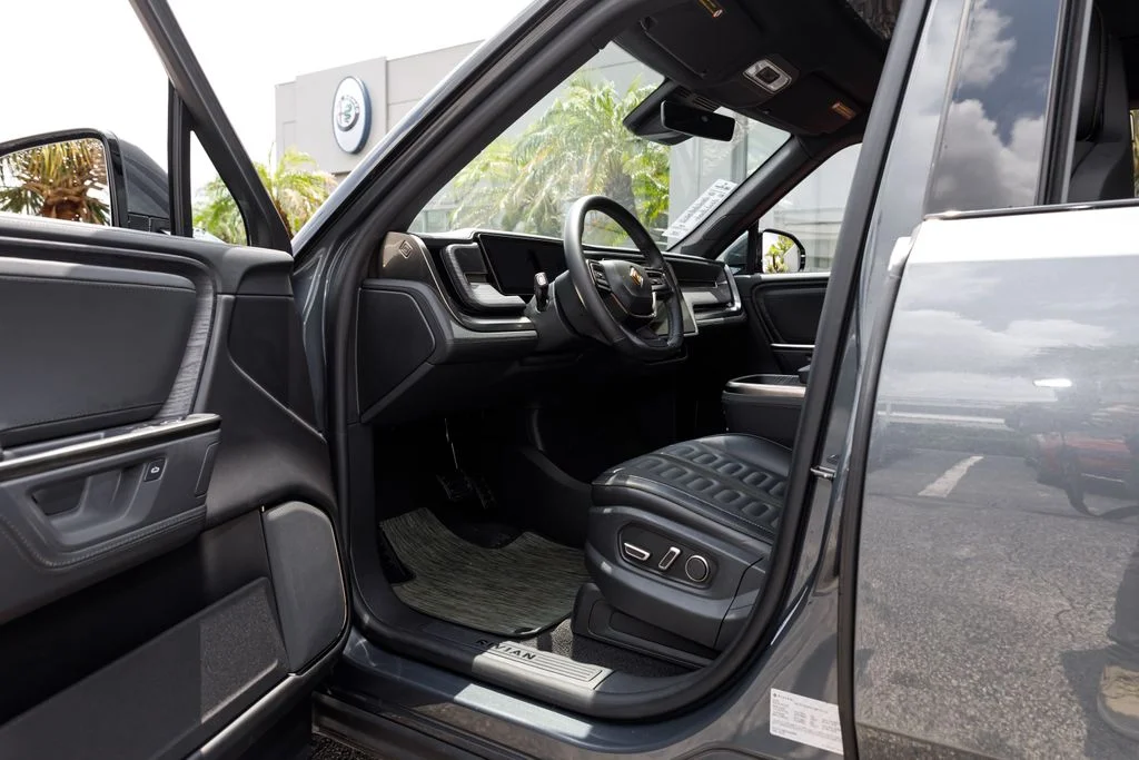Used 2025  Rivian Adventure Dual Motor Large Pack image 11