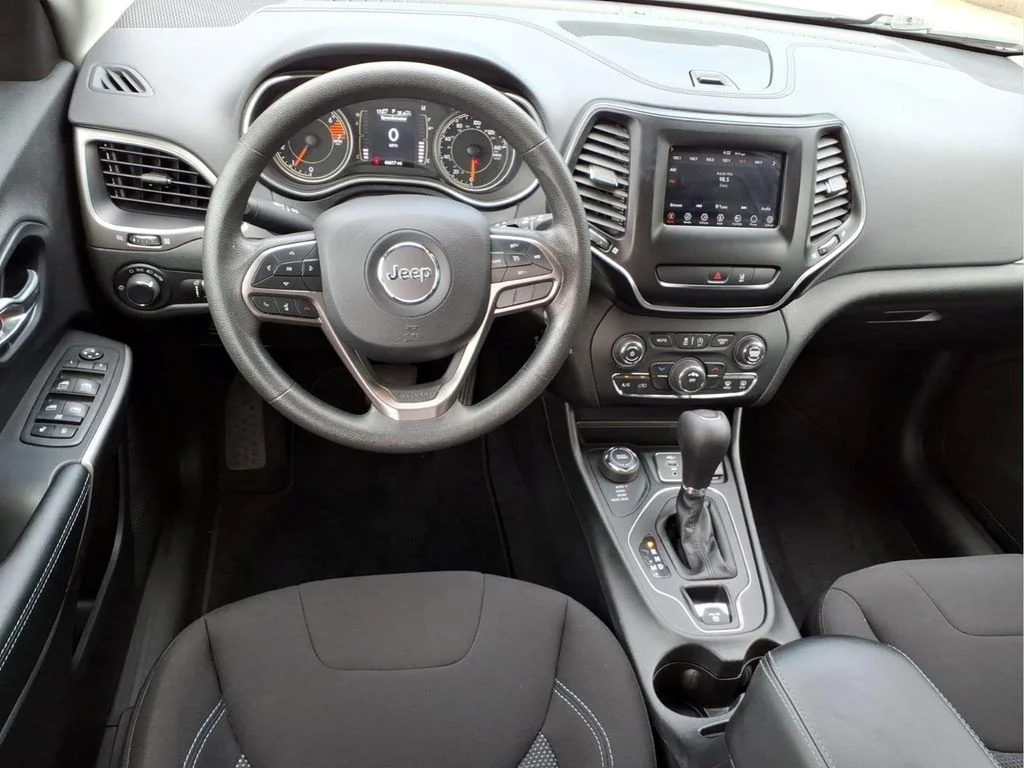Used 2021 White Jeep Latitude image 17