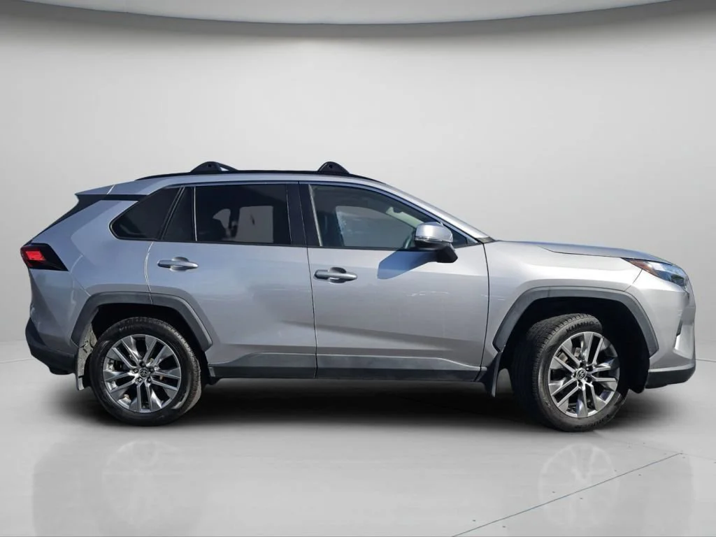 Used 2022 Silver Sky Metallic Toyota XLE Premium image 26