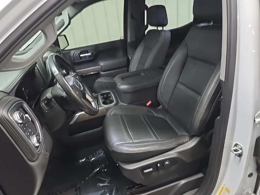 Used 2021 White GMC Denali image 31