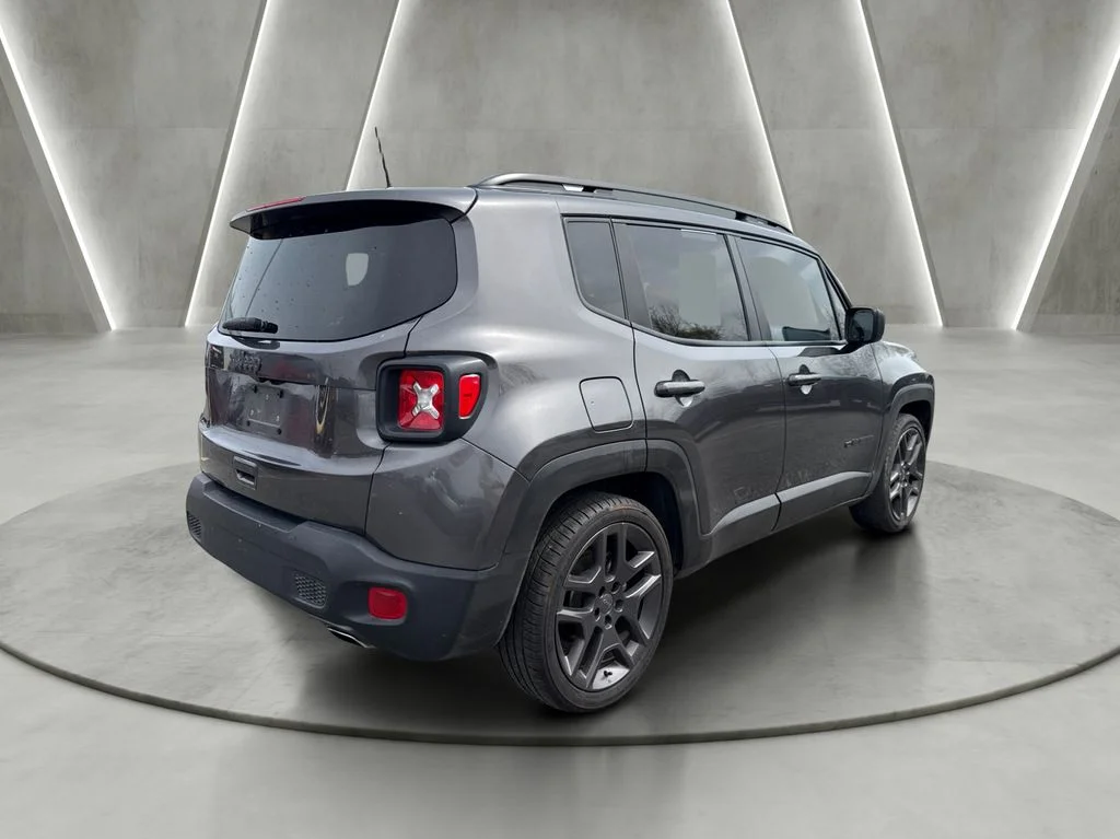 Used 2021 Gray Jeep Latitude image 4