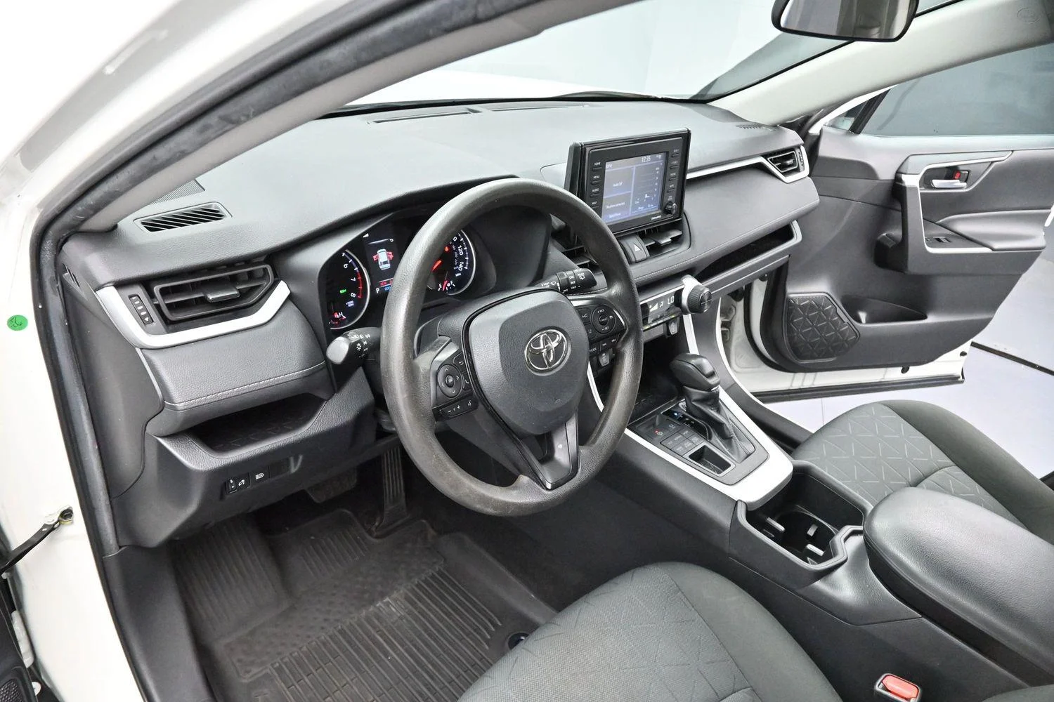 Used 2022 White Toyota XLE image 12