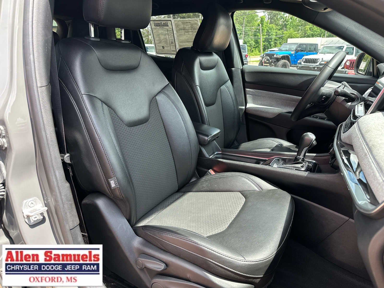 Used 2024 Sting-Gray Clearcoat Jeep Latitude image 38