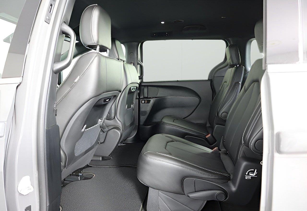 New 2025 Ceramic Gray Clear-Coat Exterior Paint Chrysler Select image 8