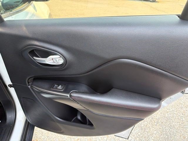 Used 2016 Bright White Clearcoat Jeep Trailhawk image 17