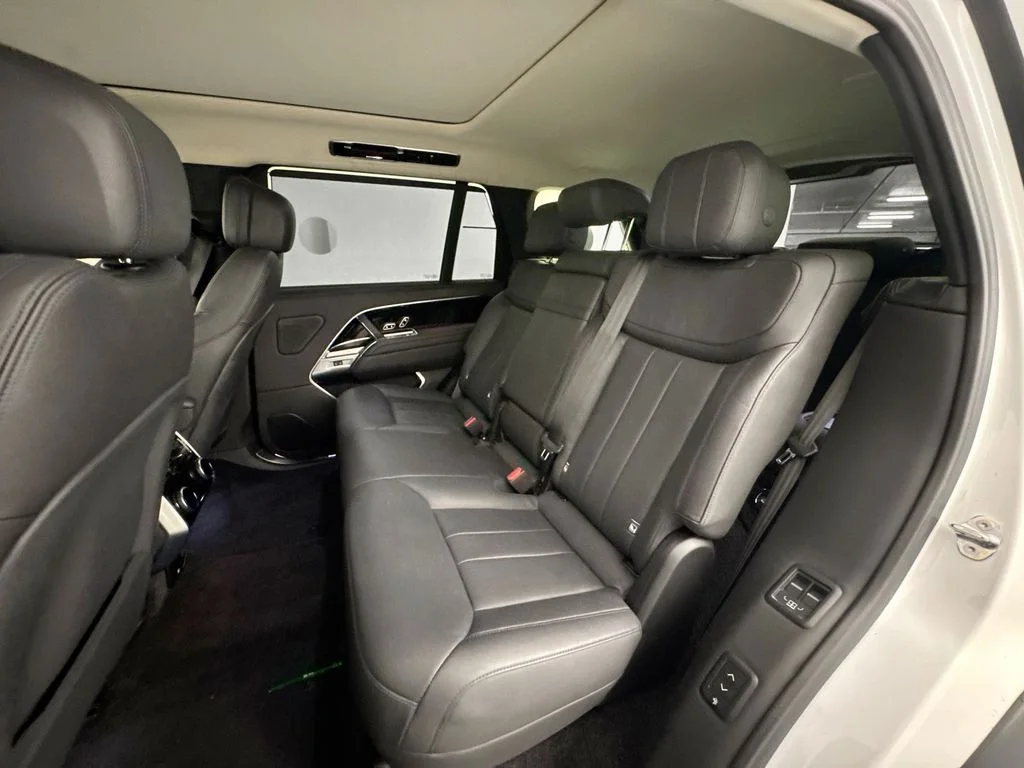 Used 2023 White Land Rover SE image 25