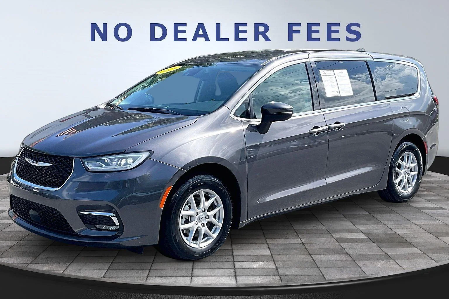 2023 Chrysler Pacifica Touring L's photo