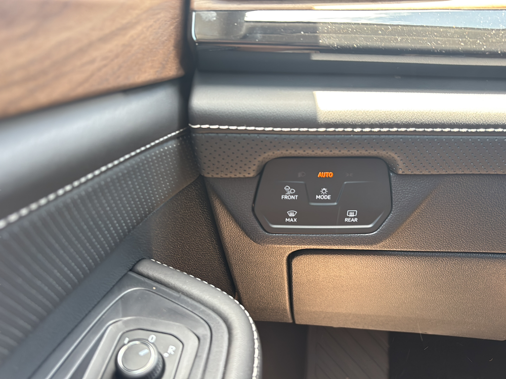 New 2026 Black Volkswagen 2.0T SE w/Technology image 22
