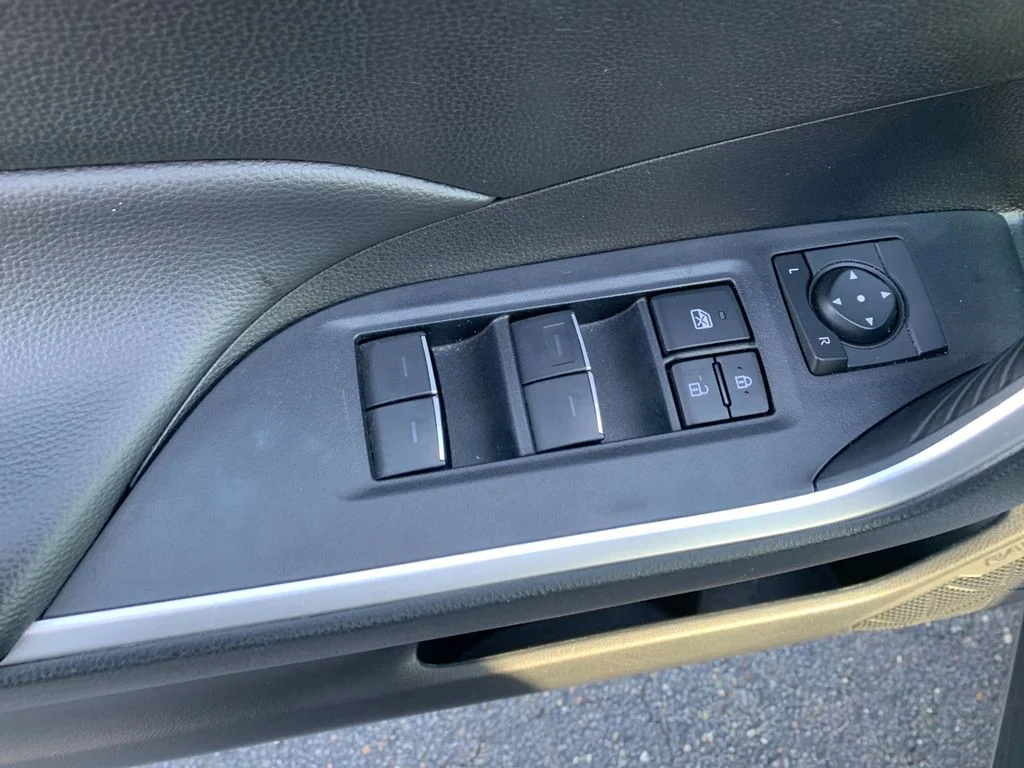 Used 2025 White Toyota XLE image 13