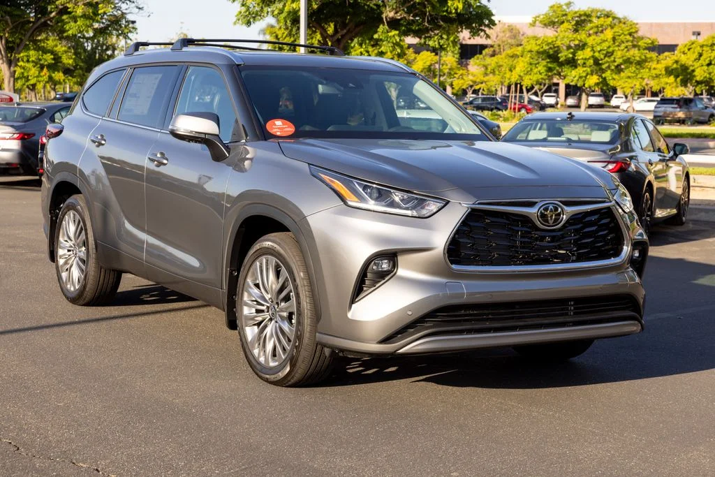 New 2026 Heavy Metal <sup>1</sup> Toyota  Platinum image 3