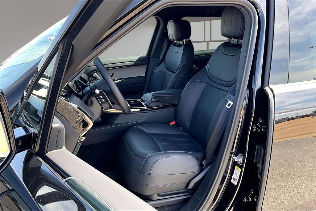 New 2026 Santorini Black Metallic Land Rover SE image 9