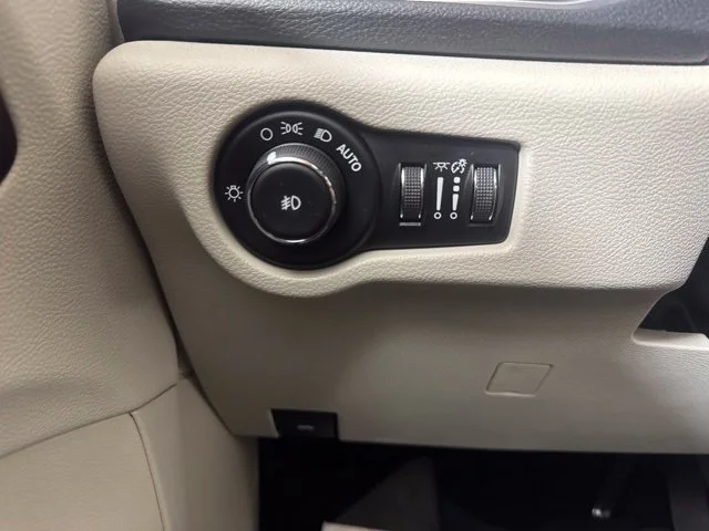 Used 2017 White Chrysler Limited image 21