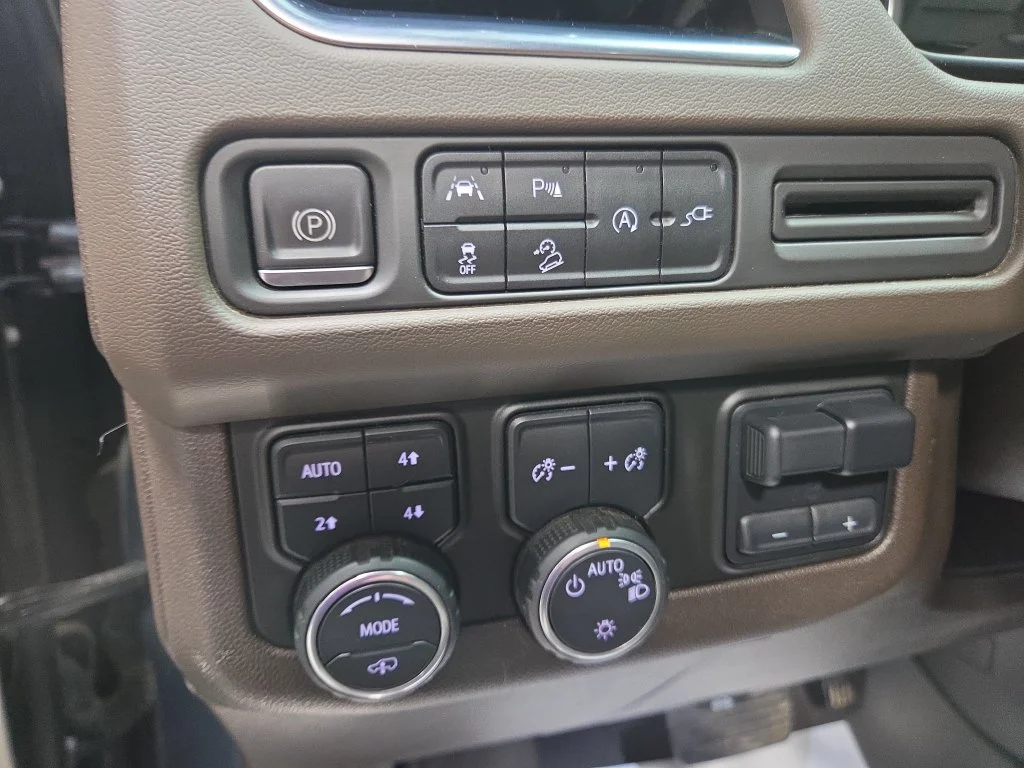 Used 2021 Gray Chevrolet Z71 image 37