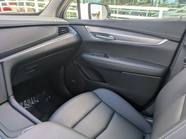 Certified Used 2025 Crystal White Tricoat Cadillac Luxury image 20