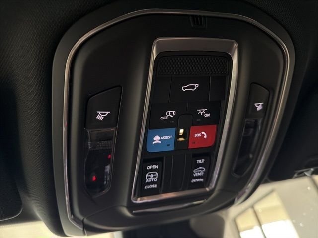New 2026 Bright White Clear-Coat Exterior Paint Jeep Laredo X image 22