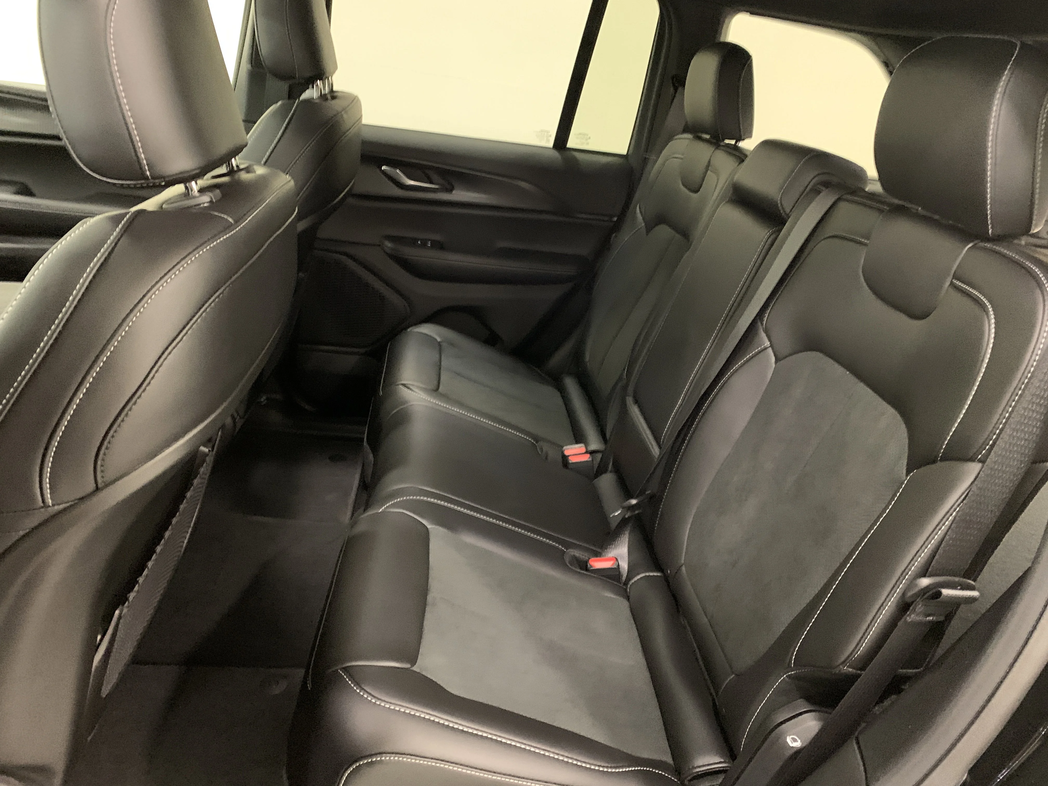 New 2025 Diamond Blk Crystal Pearl Jeep Altitude image 10