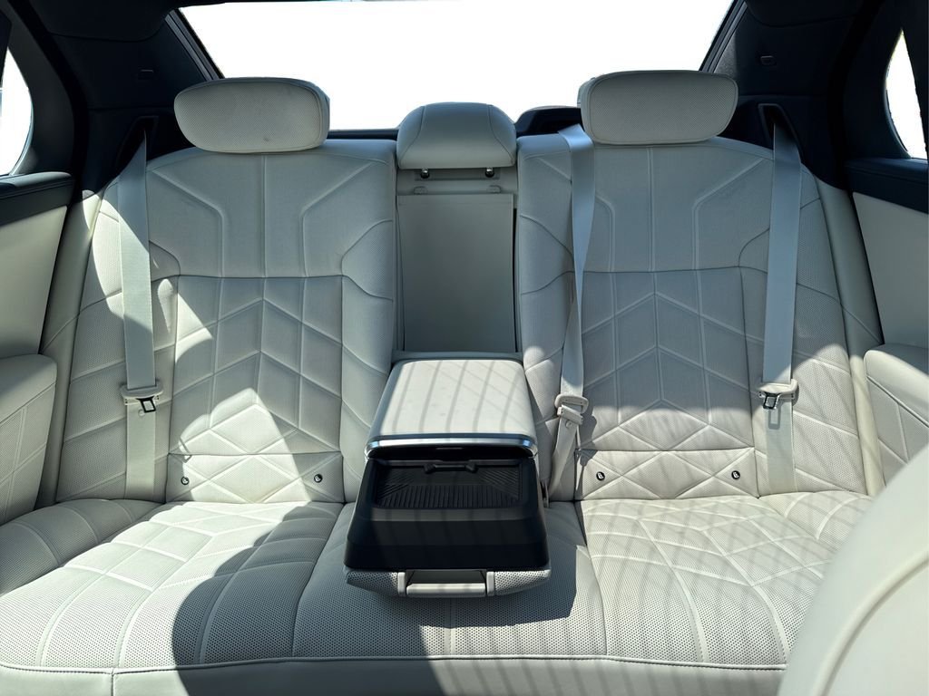 2025 BMW 7 Series 750e - Photo 20