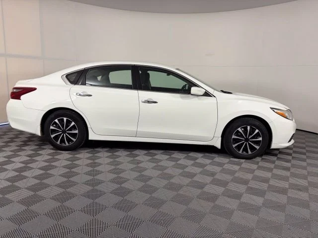 Used 2018 White Nissan 2.5 S image 3