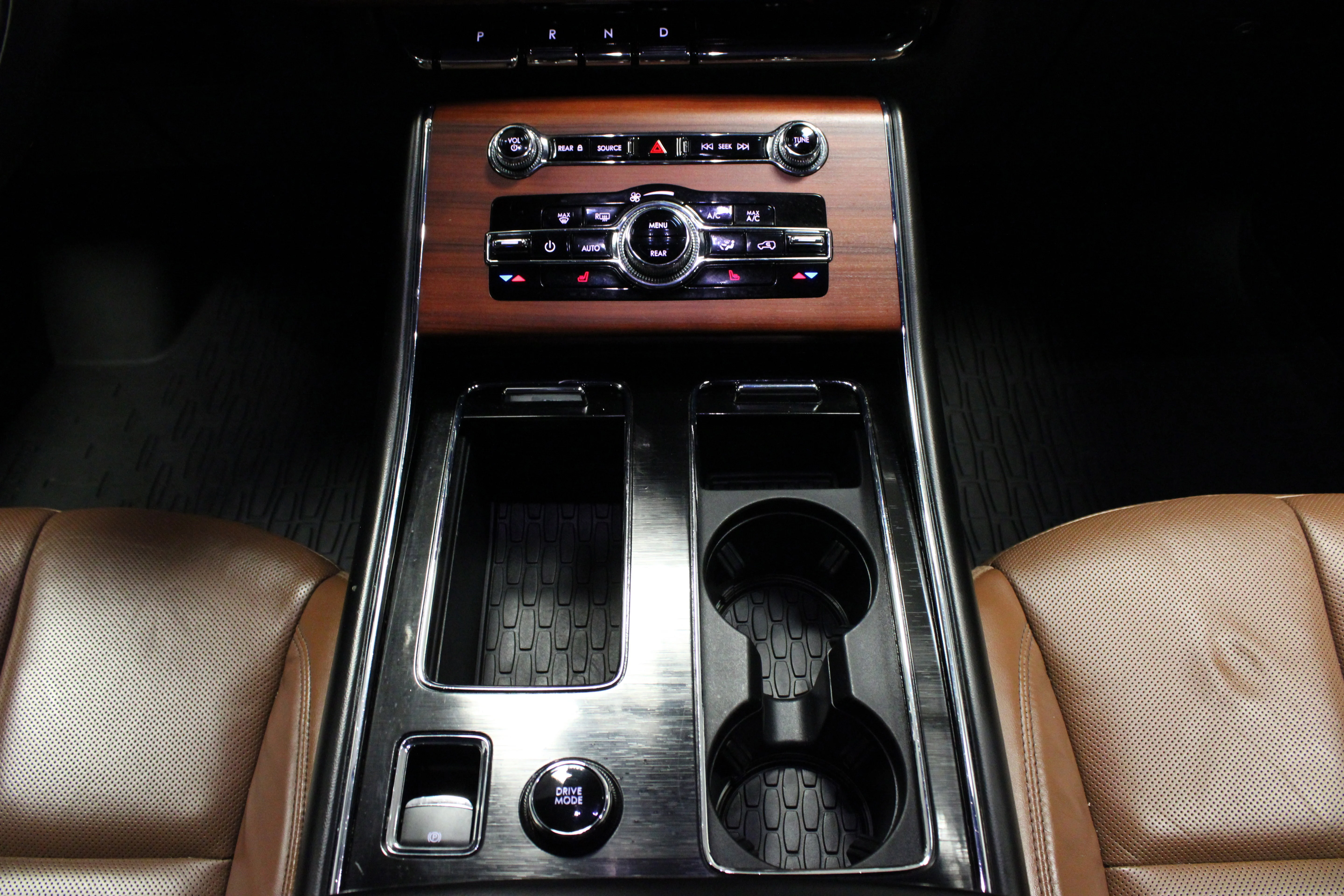 Used 2023 Black Metallic Lincoln Grand Touring image 22