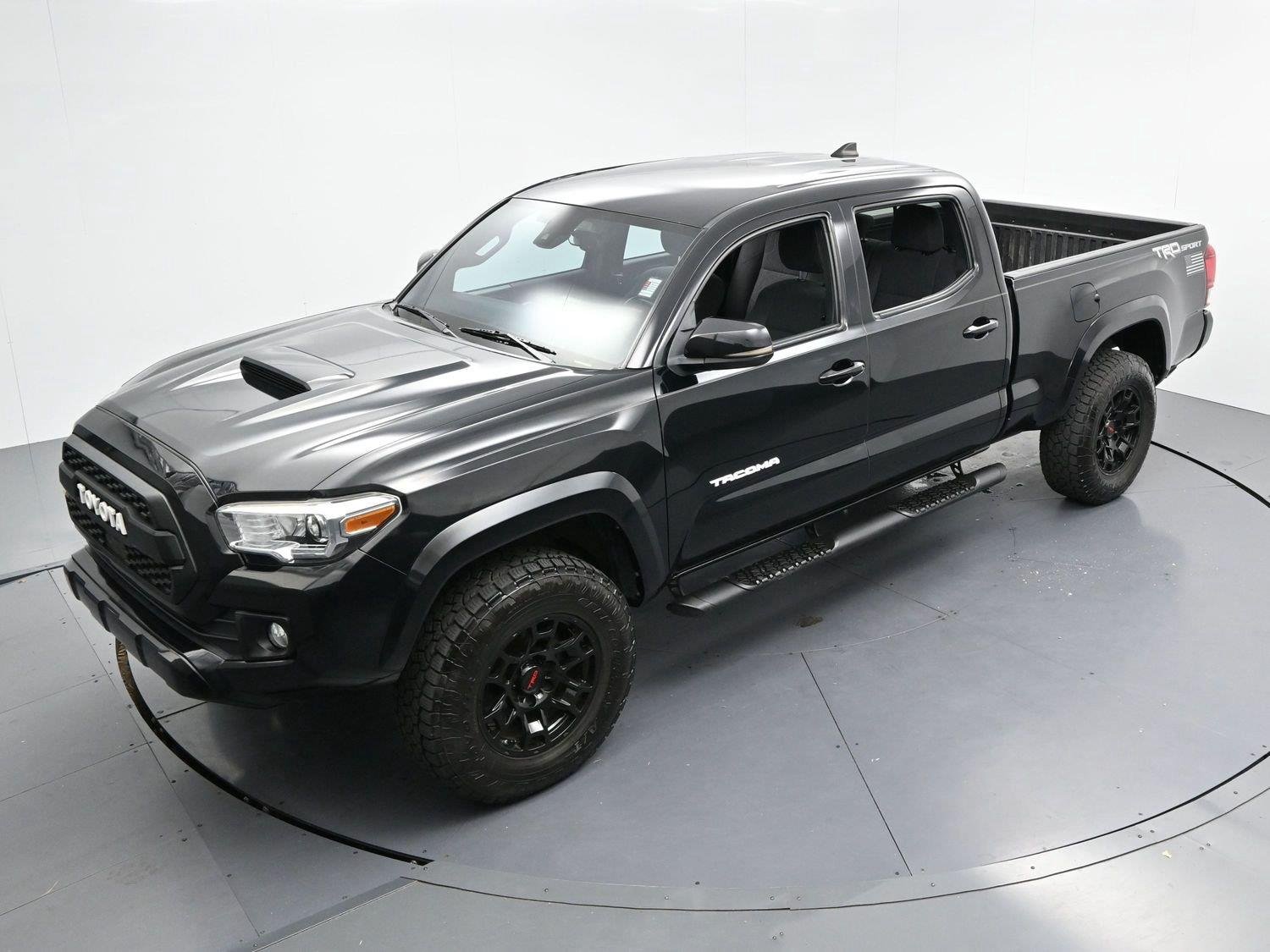 Used 2019 Midnight Black Metallic Toyota SR5 image 32