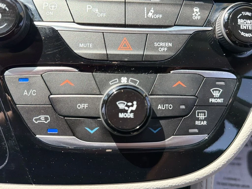 Used 2023 White Chrysler Limited image 17