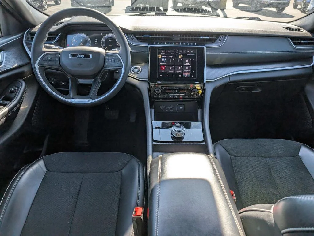 Used 2025 Silver Jeep Altitude image 3
