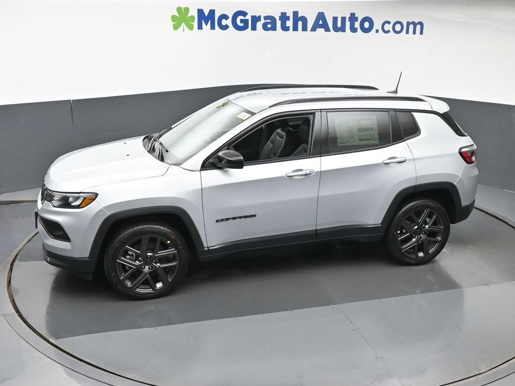 New 2026 Silver Zynith Metallic Clear-Coat Exterior Paint Jeep Latitude image 24