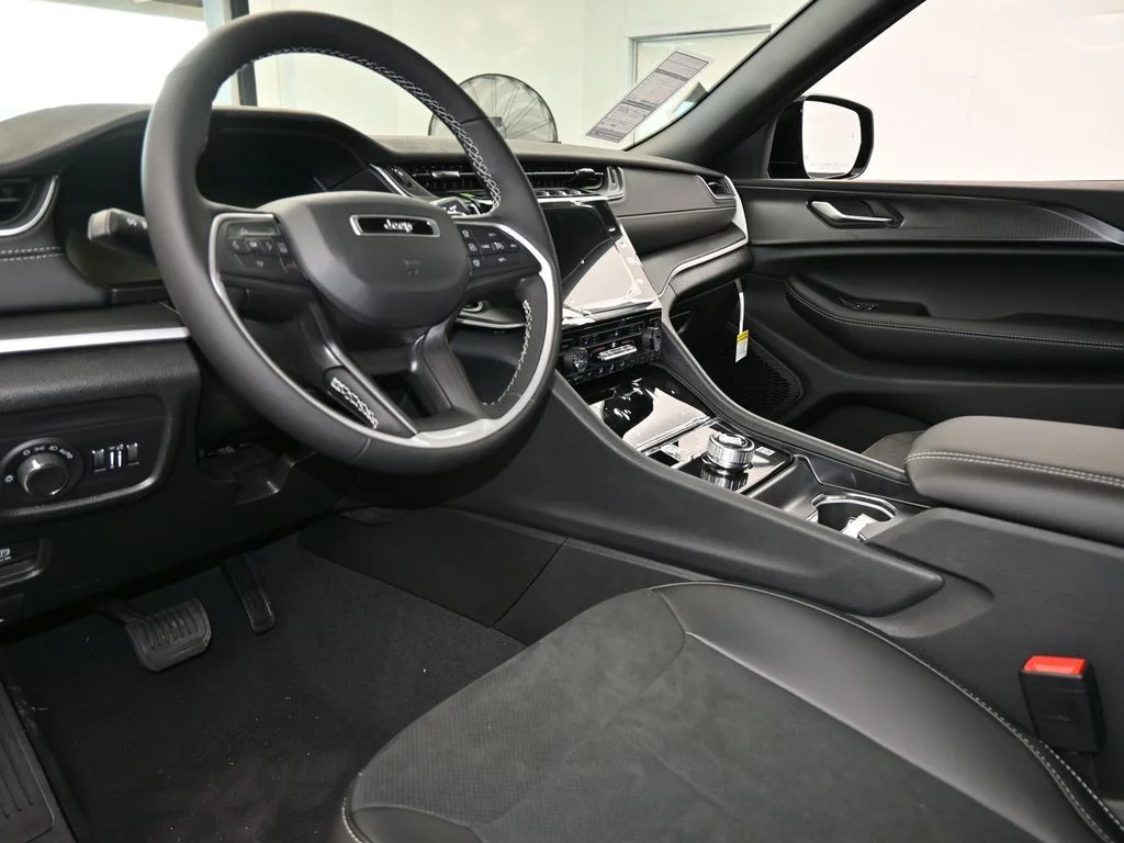 New 2025 Baltic Gray Metallic Clear-Coat Exterior Paint Jeep Altitude X image 13