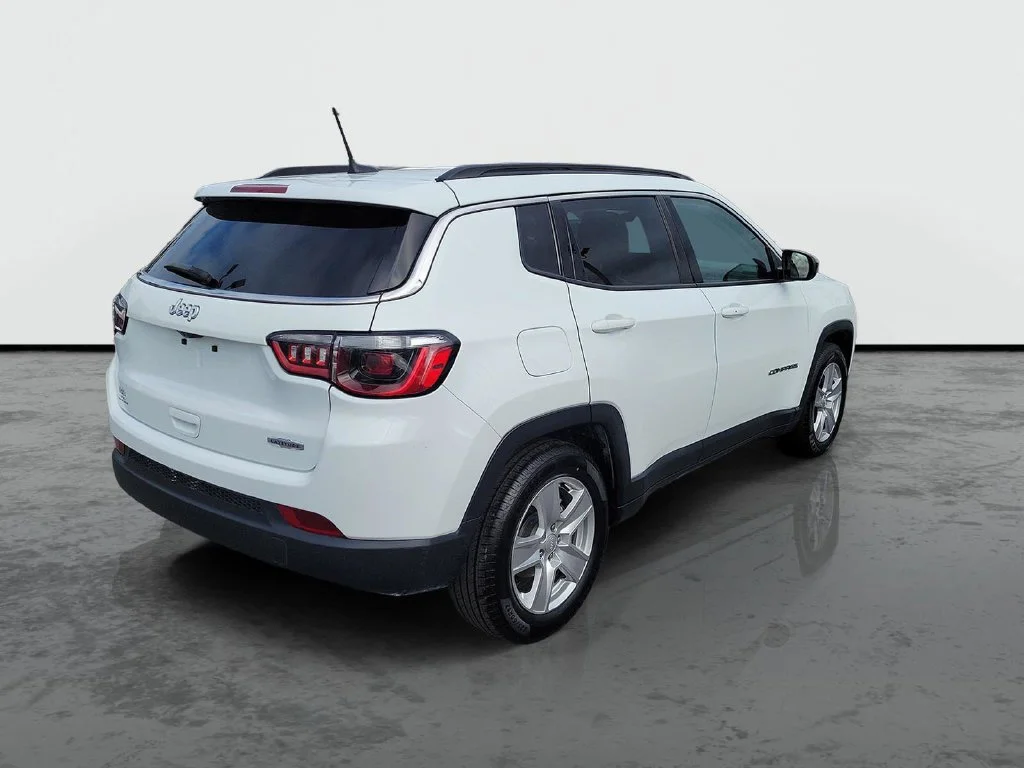 Used 2022 White Jeep Latitude image 2