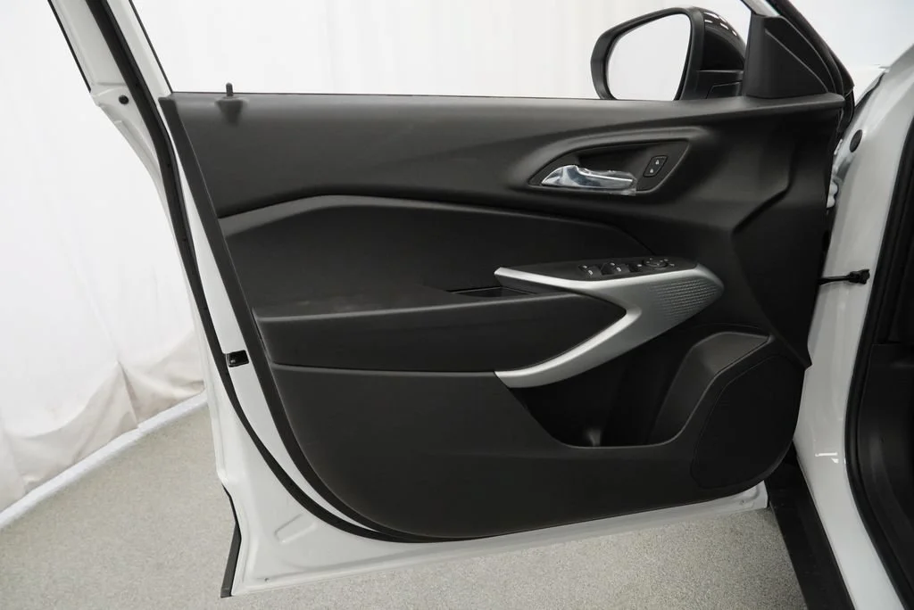 New 2026 Summit White Chevrolet 1RS image 23