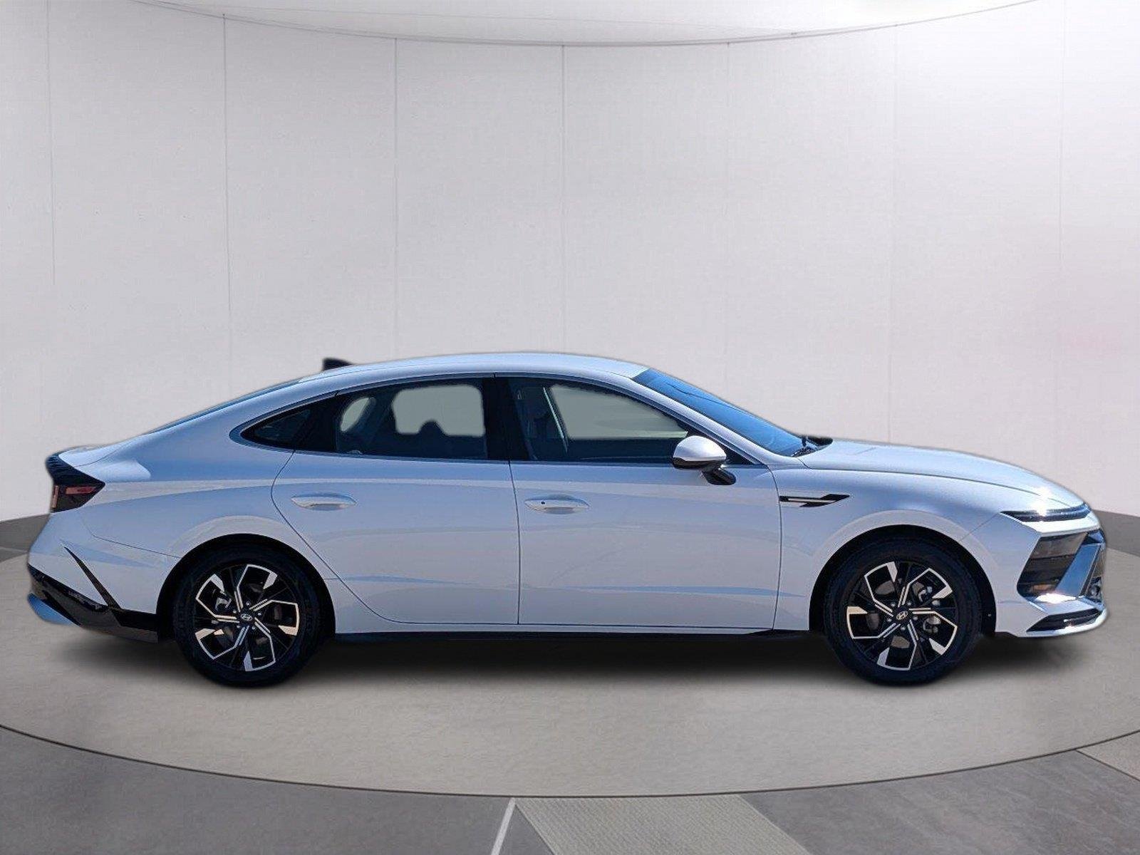 Used 2025 Serenity White Hyundai SEL image 7