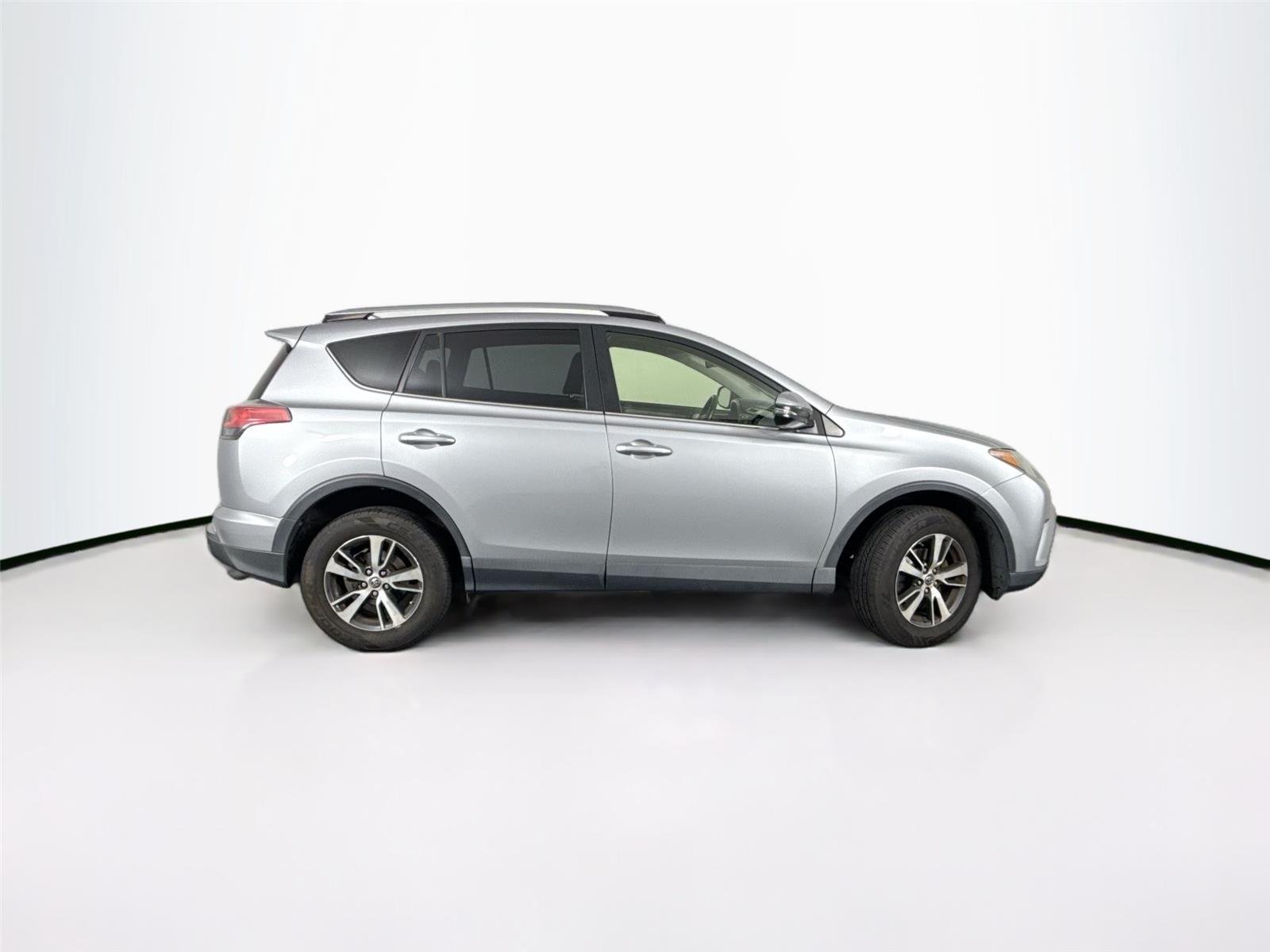 Used 2018 Silver Sky Metallic Toyota XLE image 5