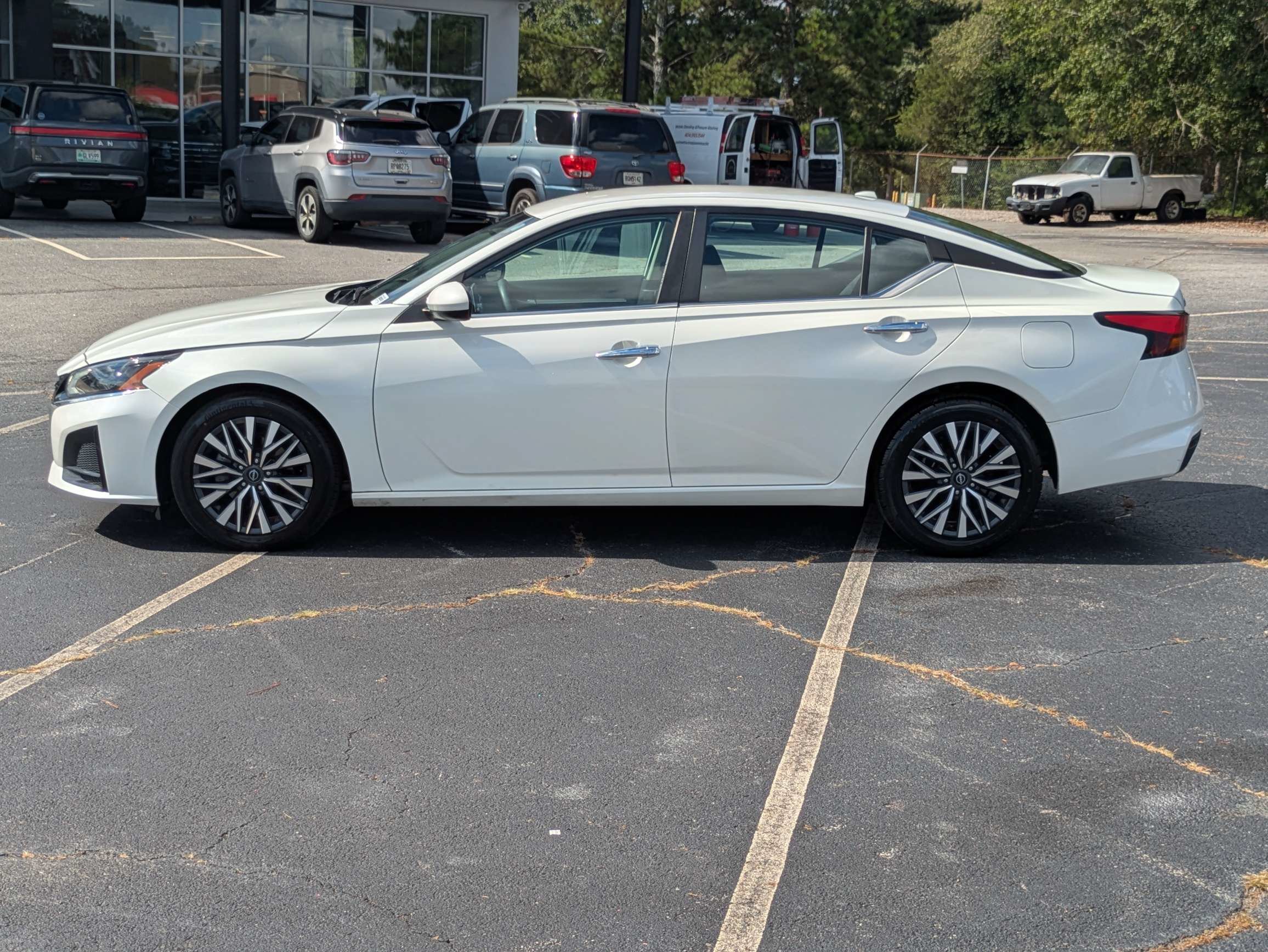 Used 2023 White Nissan 2.5 SV image 6