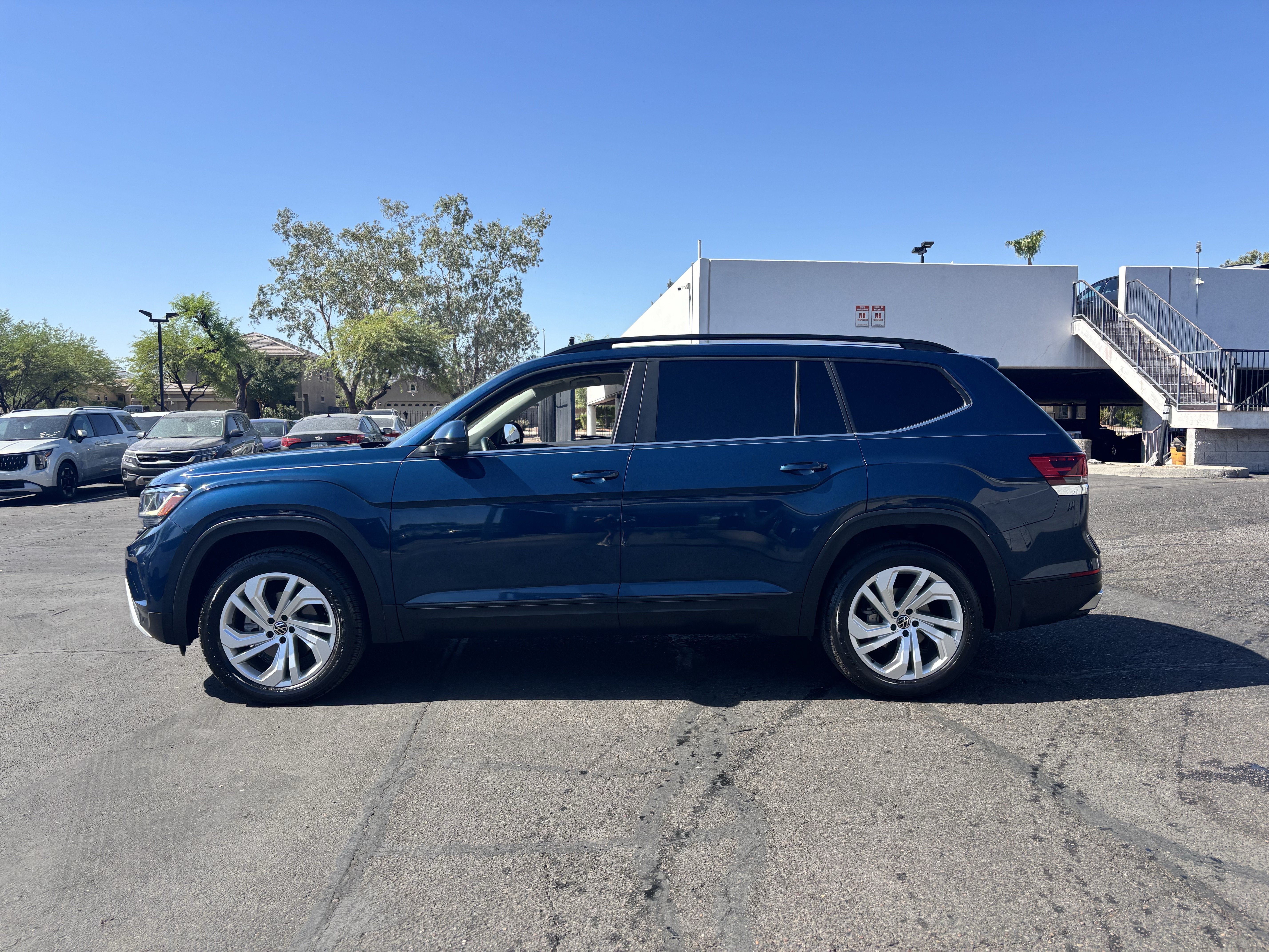 Used 2021 Blue Metallic Volkswagen 3.6L V6 SE w/Technology image 5