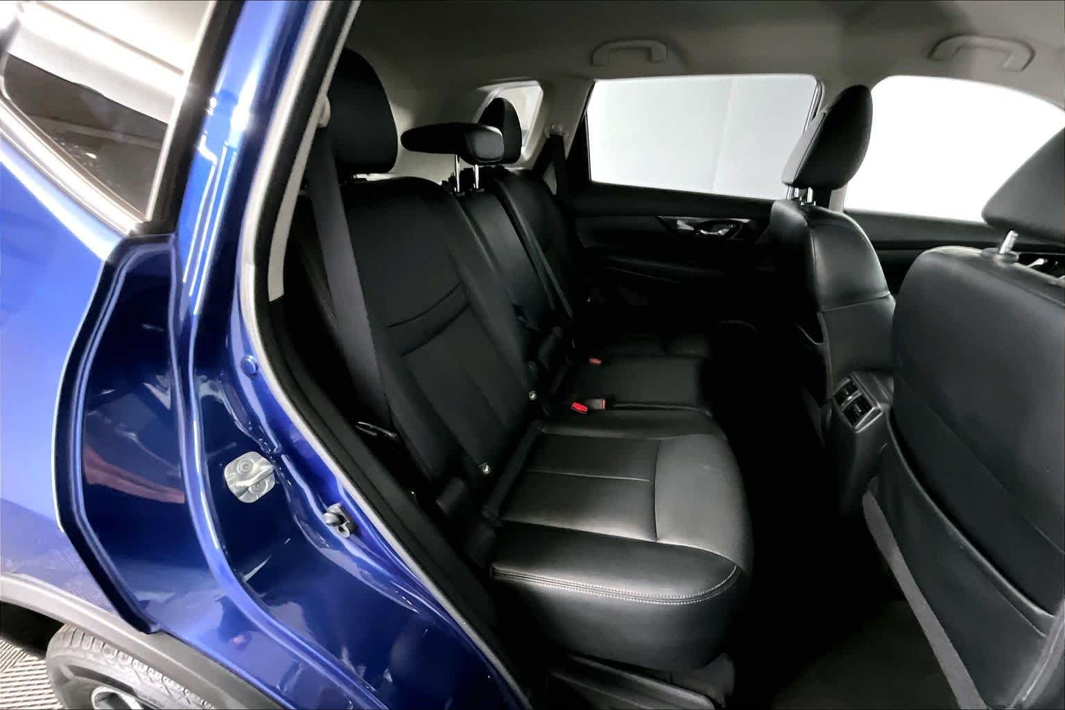 Used 2018 Caspian Blue Nissan SL image 19