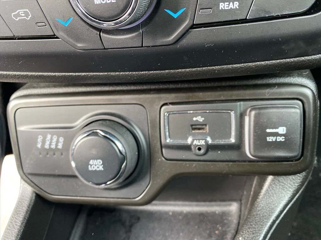 Used 2022 Sting-Gray Clearcoat Jeep Latitude image 10