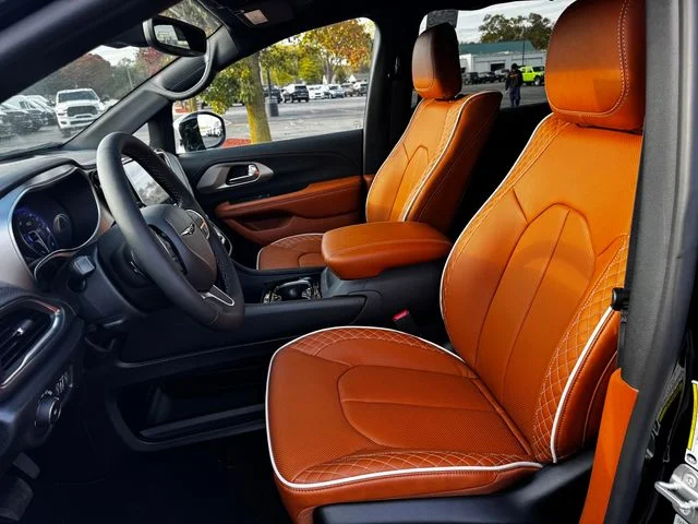 New 2026 Diamond Black Crystal Pearl-Coat Exterior Paint Chrysler Pinnacle image 26