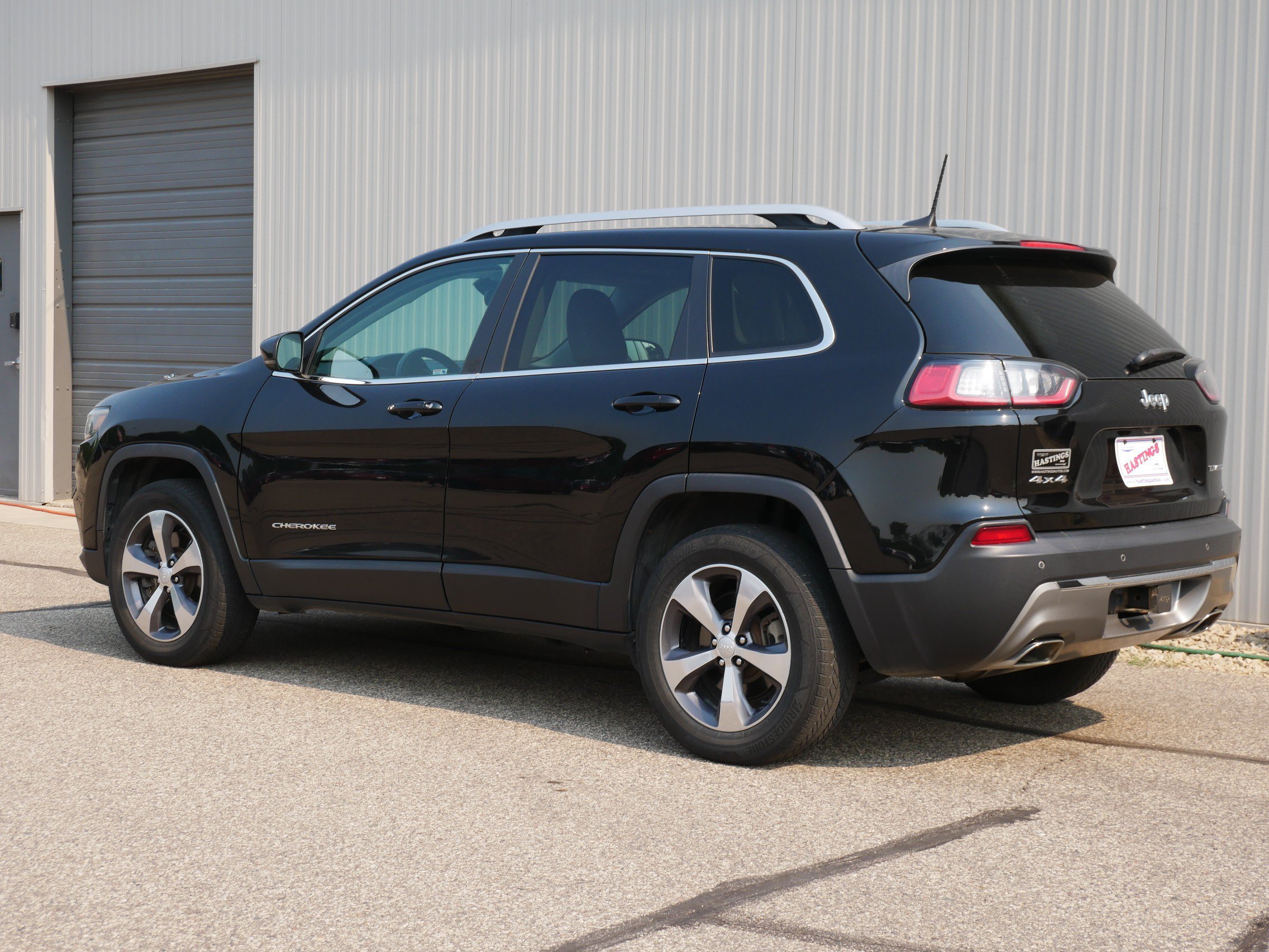 Used 2020 Diamond Black Crystal Pearlcoat Jeep Limited image 3