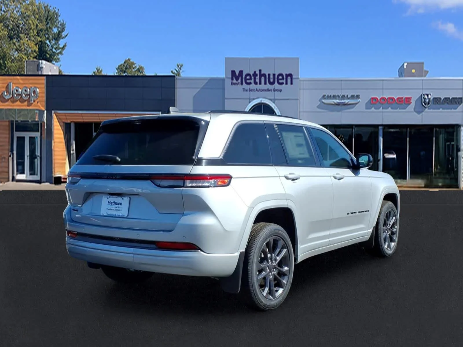 New 2026 Silver Zynith Jeep Laredo Altitude image 7