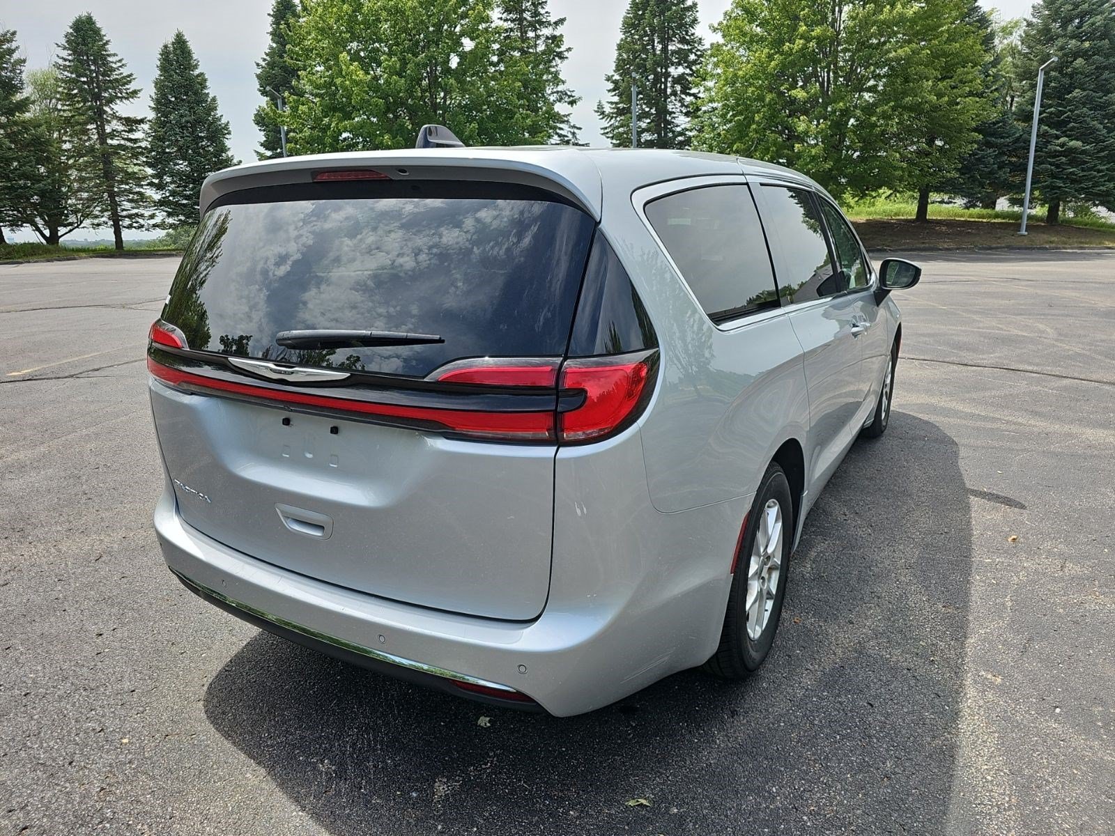 Certified Used 2023 Silver Mist Clearcoat Chrysler Touring L image 5