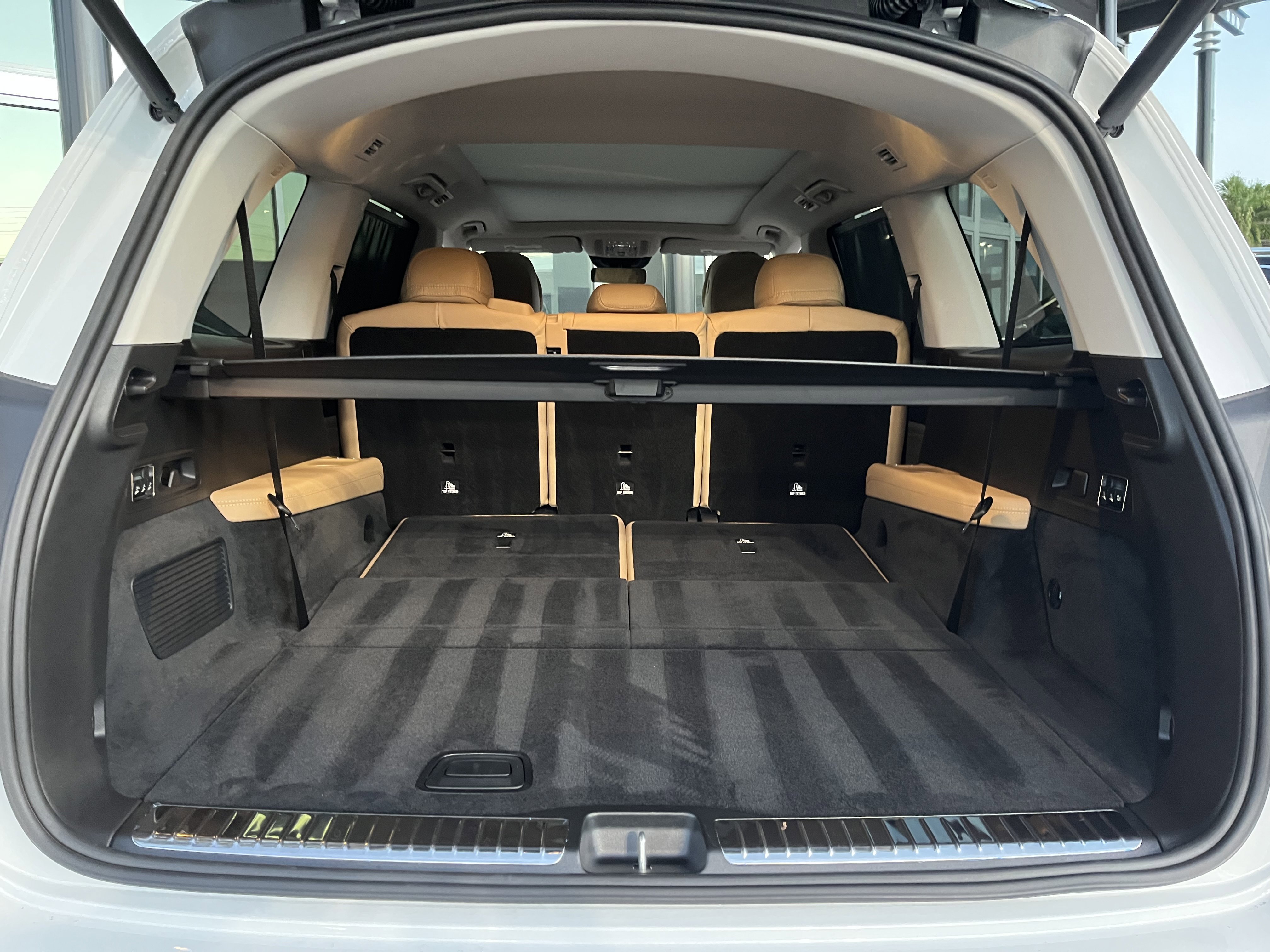 New 2026 MANUFAKTUR Moonlight White Metallic Mercedes-Benz GLS 450 image 23