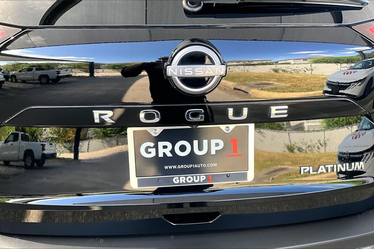 Used 2023 Super Black Nissan Platinum image 10