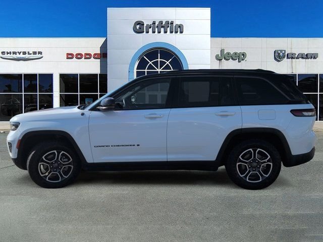 Used 2022 White Jeep Trailhawk image 10