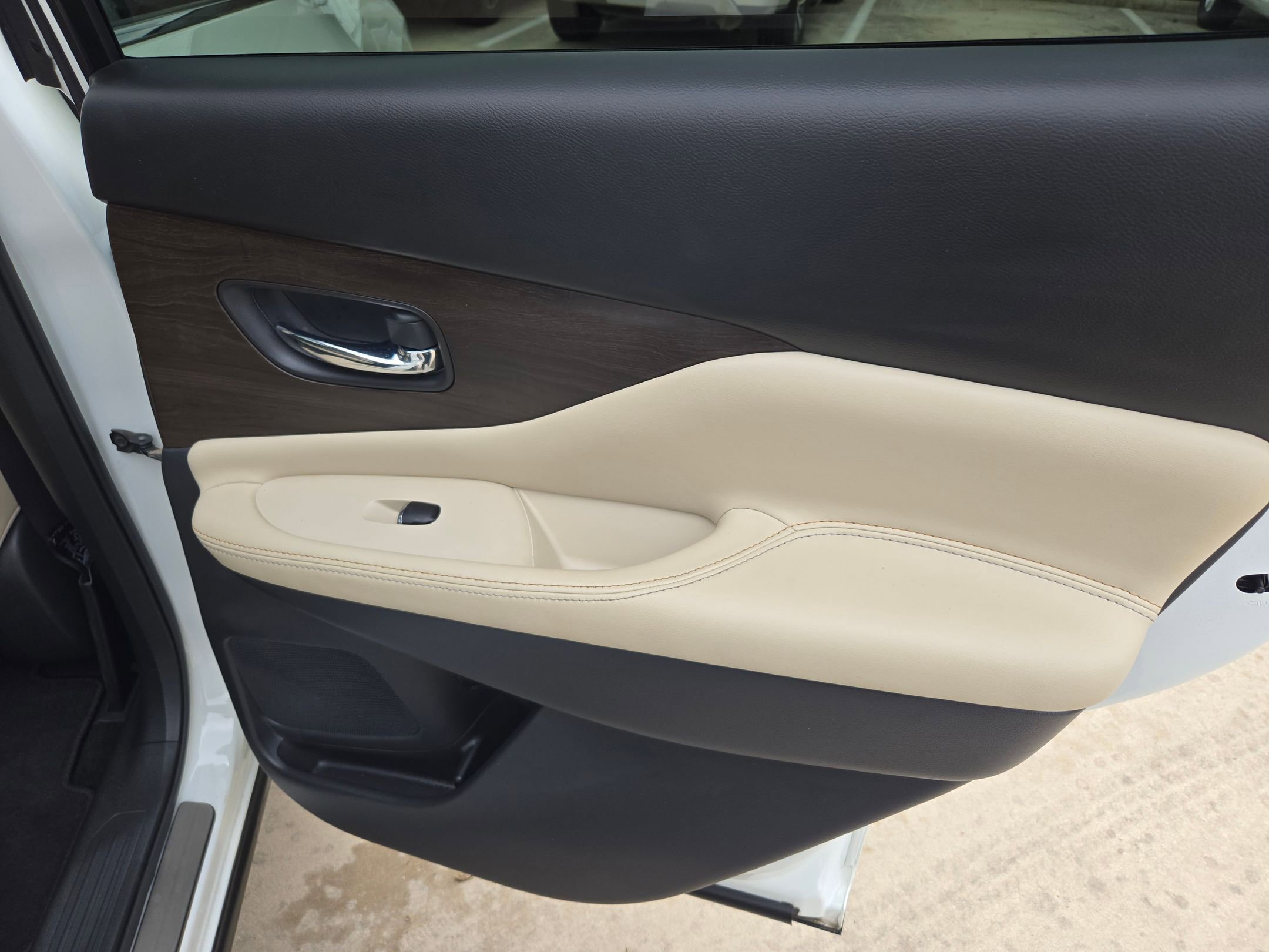 Used 2022 Pearl White Tricoat Nissan Platinum image 27