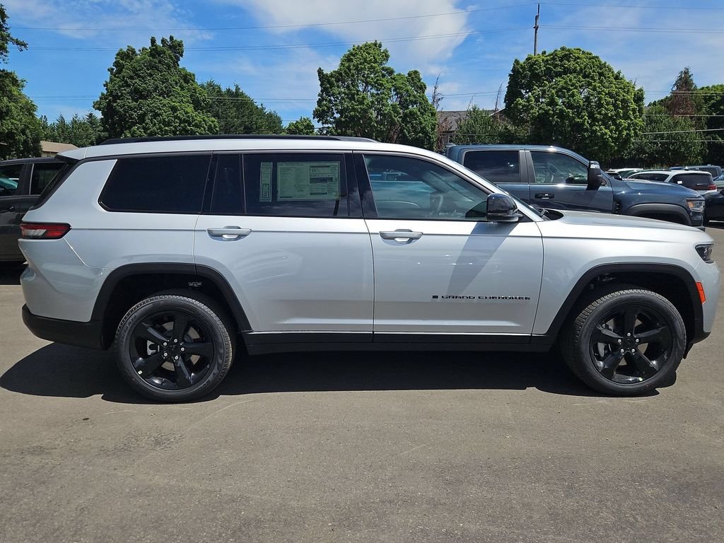 New 2026 Silver Zynith Exterior Paint Jeep Limited image 8