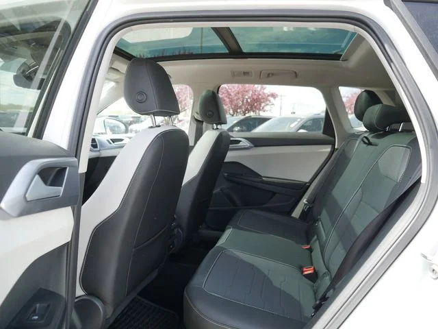 Used 2025 Pure White Volkswagen 1.5T SE image 17