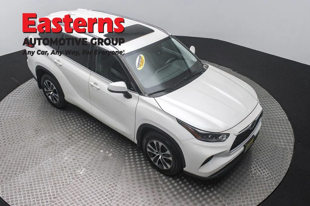 Used 2021 White Toyota XLE image 3