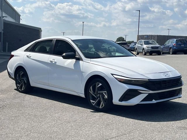 Used 2025 White Hyundai SEL Sport image 21